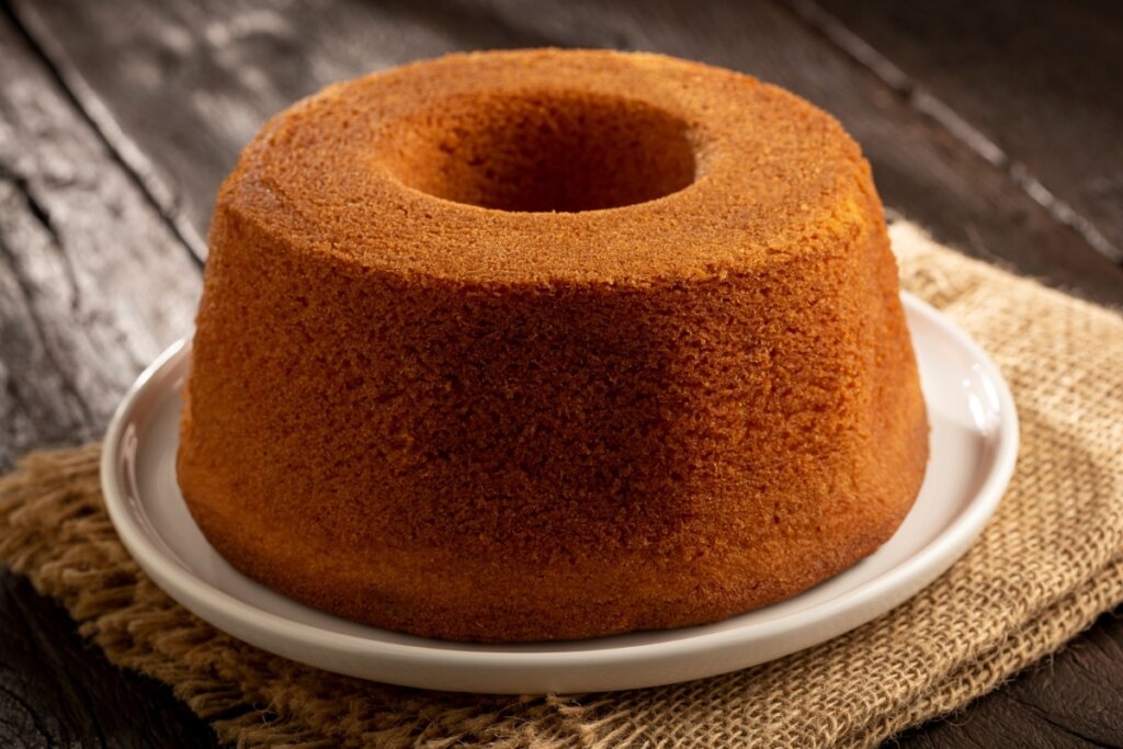 7 receitas de bolo fit para o lanche 6 Bolo de fubá em cima de um prato branco