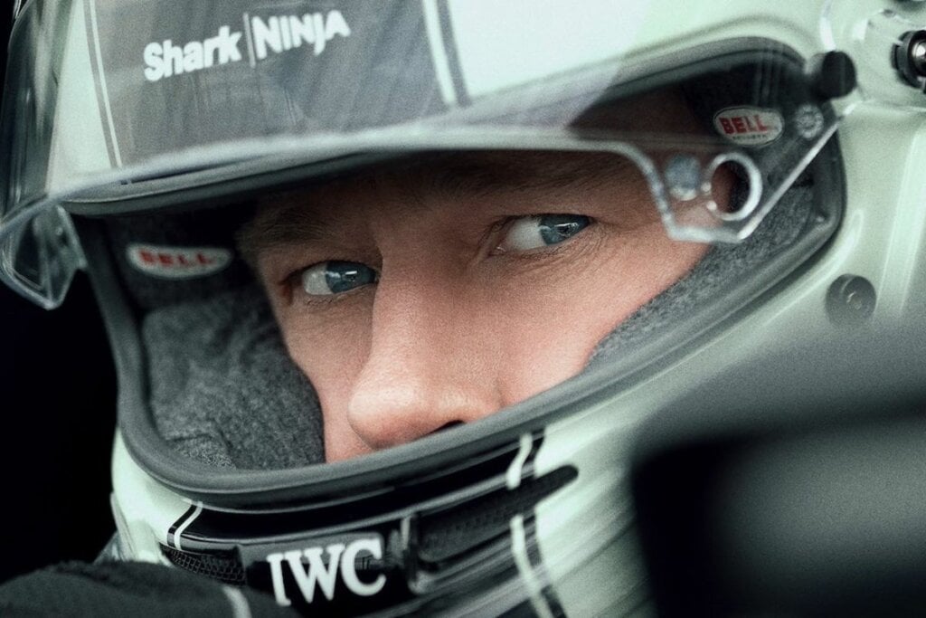 5 filmes que estreiam no cinema em junho de 2025 23 Brad Pitt usando um capacete de corrida na capa do filme "F1"