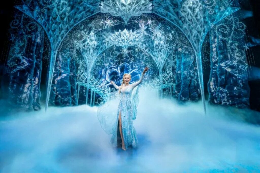 5 lançamentos imperdíveis do Disney+ em junho de 2025 22 Mulher loira, usando um vestido azul e dançando em meio a fumaça branca