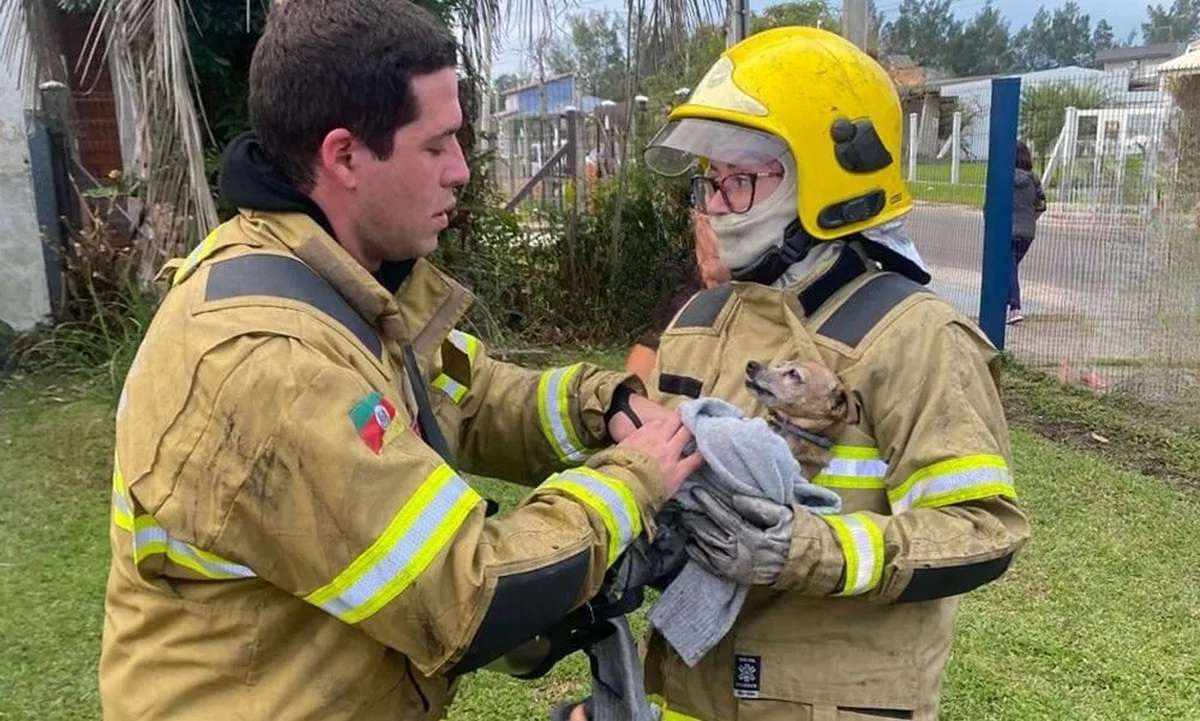 Incêndio em Tramandaí: mulher resgatada em residência em chamas