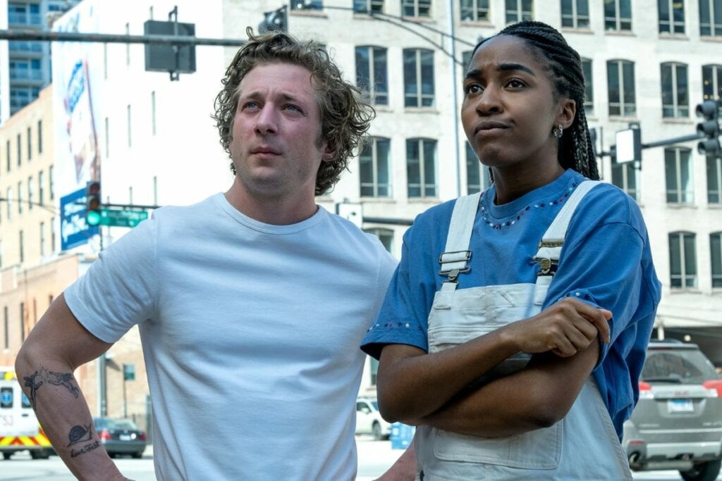 5 lançamentos imperdíveis do Disney+ em junho de 2025 24 Homem e mulher parados na rua olhando para a frente em cena da série " O Urso"