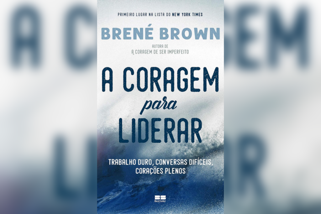 10 livros essenciais para alavancar os negócios e a carreira 48 Capa do livro “A Coragem para Liderar”, de Brené Brown, com fundo de ondas e letras em azul