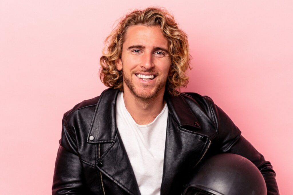 5 tendências de cortes para homens com cabelo cacheado 22 Homem loiro com cabelo ondulado