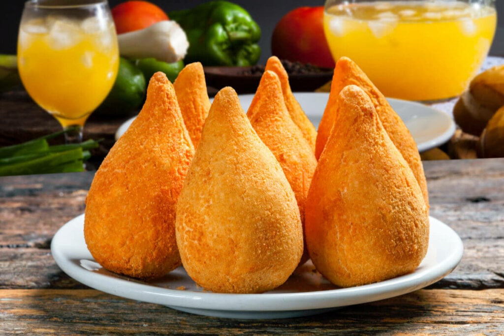 7 receitas de coxinha fit para comer sem culpa 6 Coxinha sem lactose em cima de um prato branco