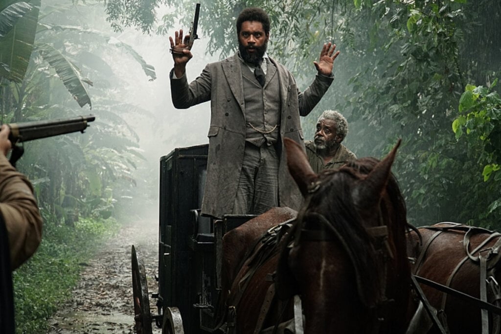 7 filmes essenciais sobre escravidão no Brasil e no mundo 36 Cena do filme "Doutor Gama" com homem em charrete com as mãos para cima