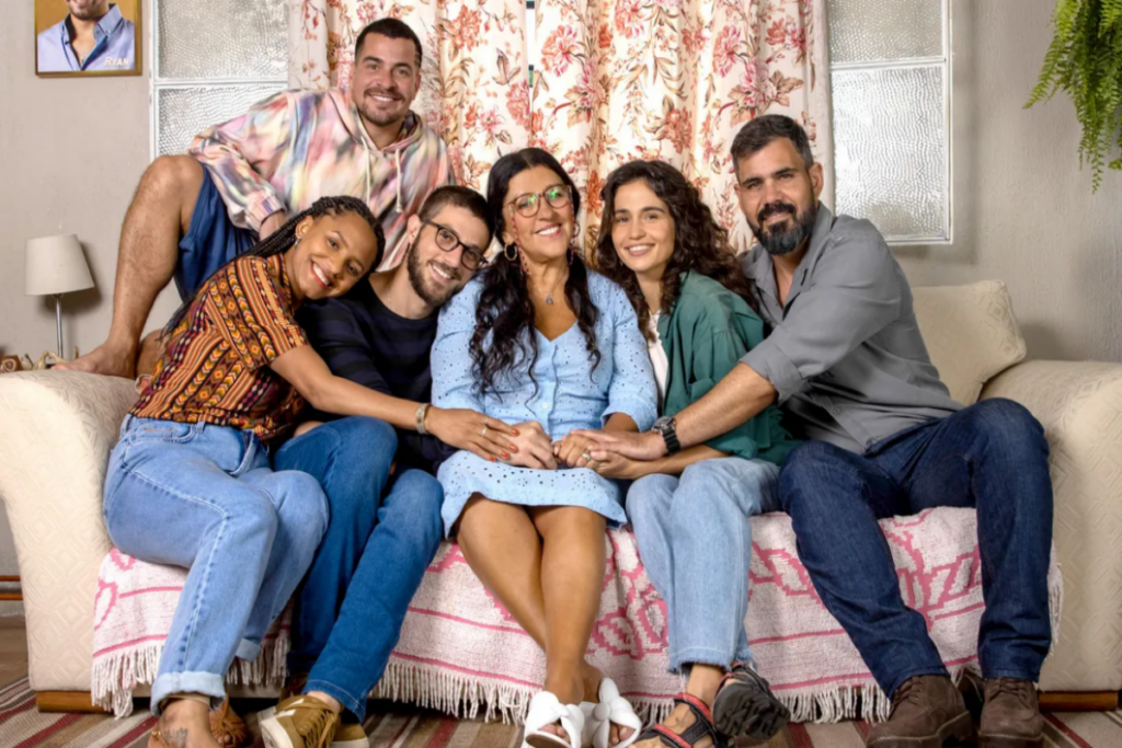 6 filmes de comédia sobre mães brasileiras 30 Grupo de pessoas sentado abraçado em sofá da sala