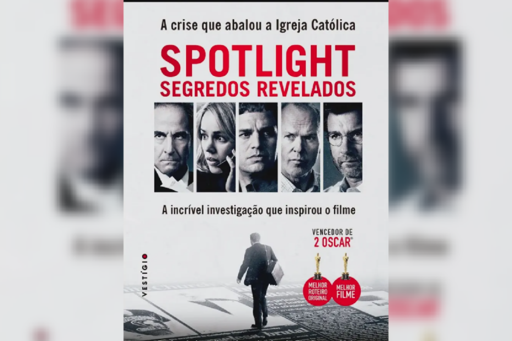 5 filmes para entender a liberdade de imprensa 22 Cartaz do filme "Spotlight - Segredos Revelados" com rosto dos protagonistas e homem pisando em matéria de jornal