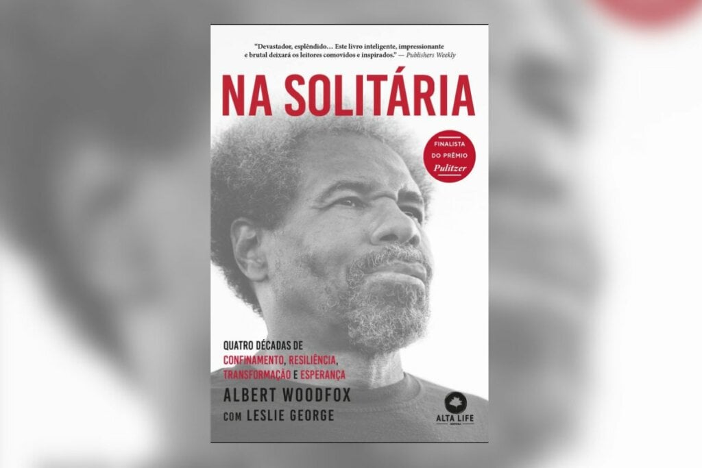10 livros para construir uma cultura antirracista 54 Capa de livro em preto e branco, com nome e título do livro em vermelho e imagem de homem me preto e branco