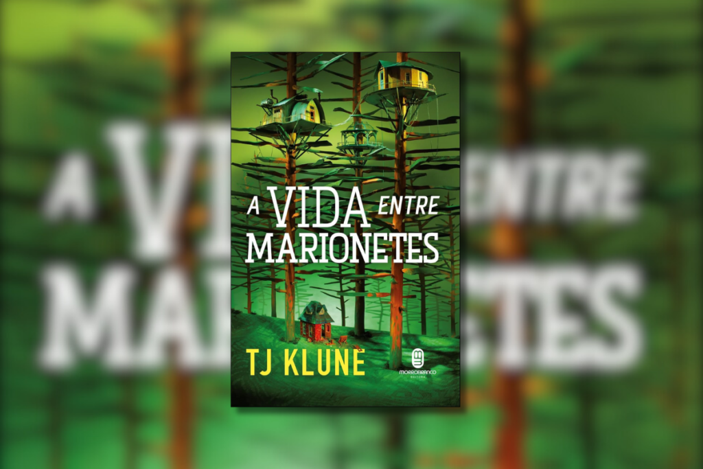10 livros para presentear no Dia dos Namorados 53 Capa de livro com título escrito em branco e nome do autor em amarelo, com ilustração de uma casa na parte de baixo de uma floresta e acima nas árvores outras casas