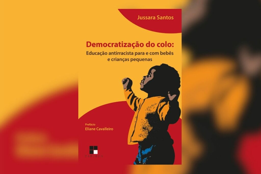 10 livros para construir uma cultura antirracista 46 Capa de livro com titulo e nome do autor com a imagem de uma criança pequena negra usando um casaco amarelo e uma calça azul em fundo laranja com dois circulos vermelhos