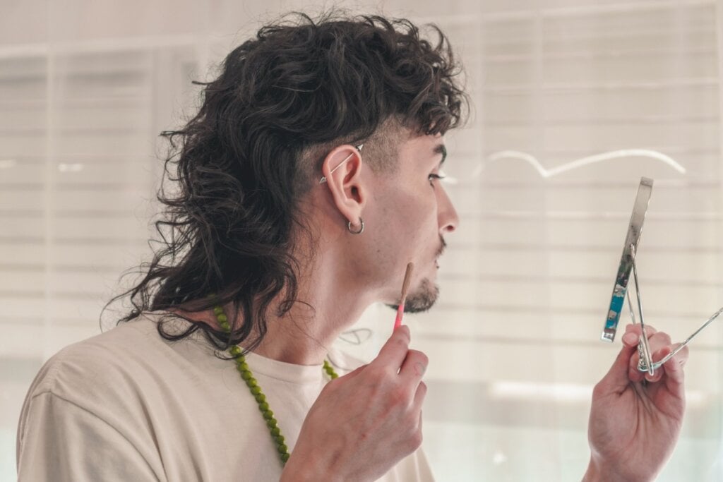 5 tendências de cortes para homens com cabelo cacheado 21 Homem com cabelo cortado em mullet