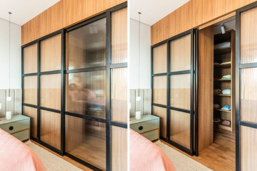 5 tipos de portas para armários e as vantagens de cada um deles 21 duas imagens de porta de correr preta com vidro em um armário de madeira em um dormitório