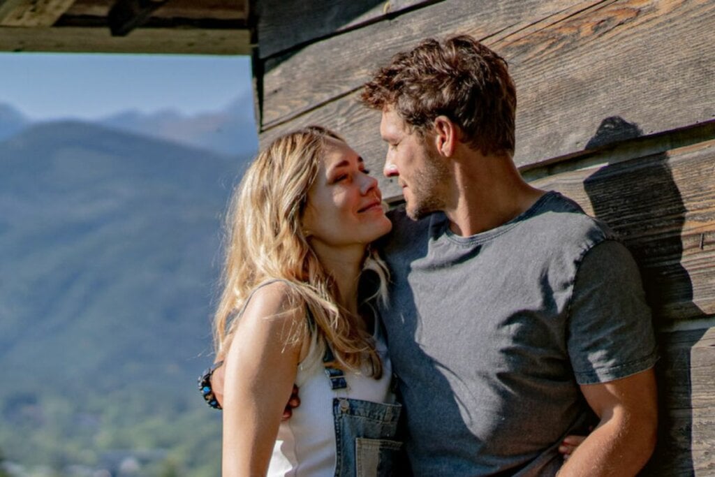 8 filmes românticos para assistir no Dia dos Namorados 42 Um casal um de frente para o outro na cena do filme 'A Megera Domada'