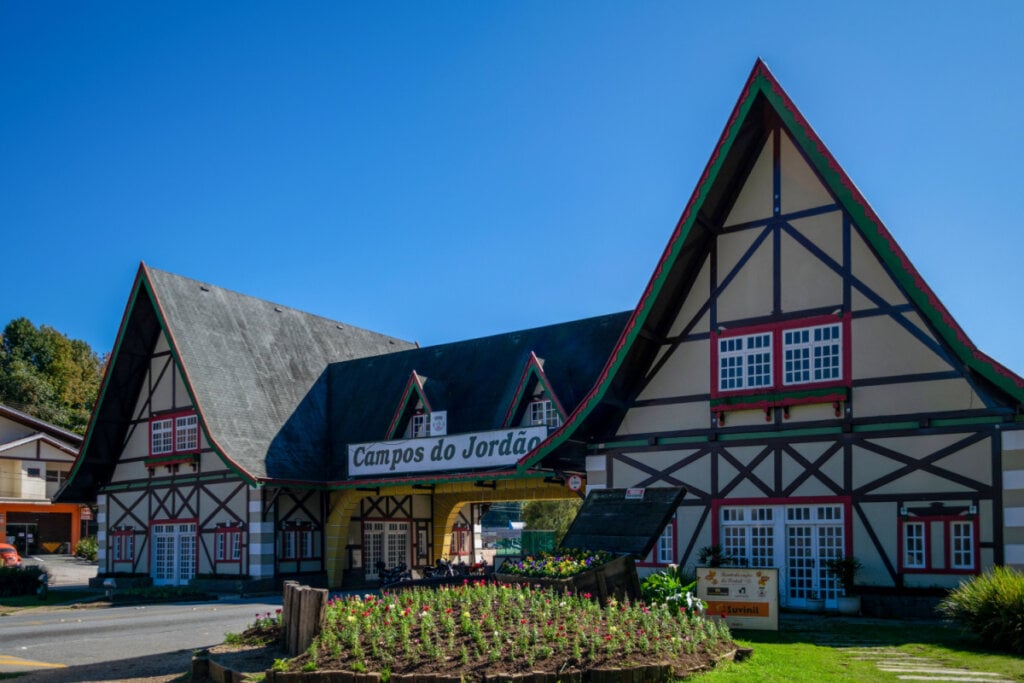 5 destinos românticos para visitar no Dia dos Namorados 22 Fachada com arquitetura alpina marcando a entrada da cidade turística de Campos do Jordão, SP