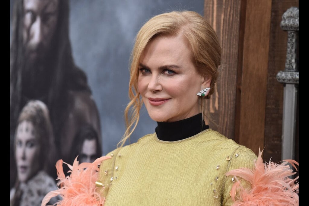 9 famosos do signo de Gêmeos 34 Atriz Nicole Kidman posando para foto com um vestido verde