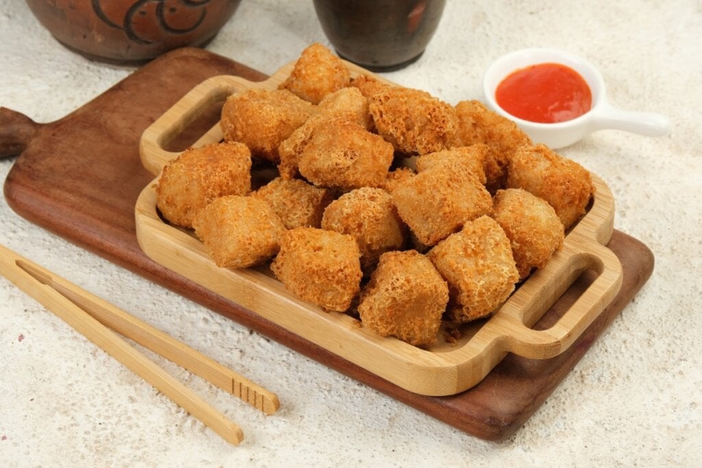 7 receitas de salgados típicos de festa junina 6 Travessa de madeira com queijo coalho crocante