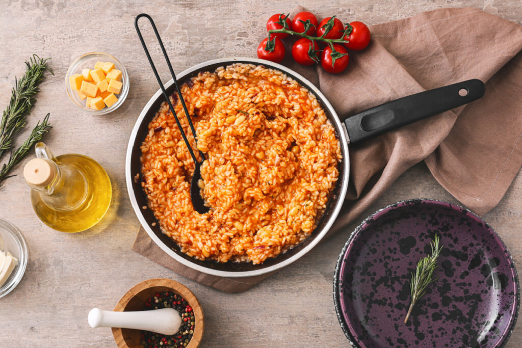 7 receitas veganas para o Dia dos Namorados 6 Frigideira com risoto de tomate e outros itens sob a mesa