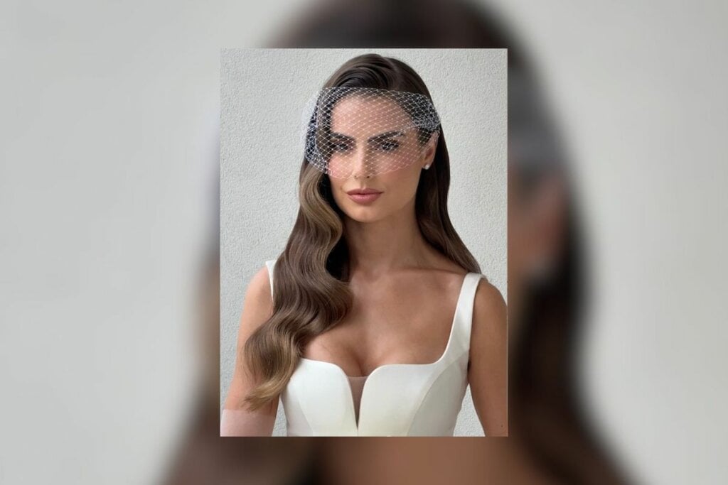 5 penteados diferentes para noivas que querem sair do óbvio 23 Mulher com cabelo longo solto e com ondas