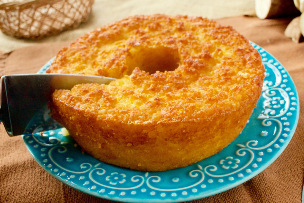 9 receitas práticas de bolo para festa junina 6 Bolo de mandioca em um prato azul