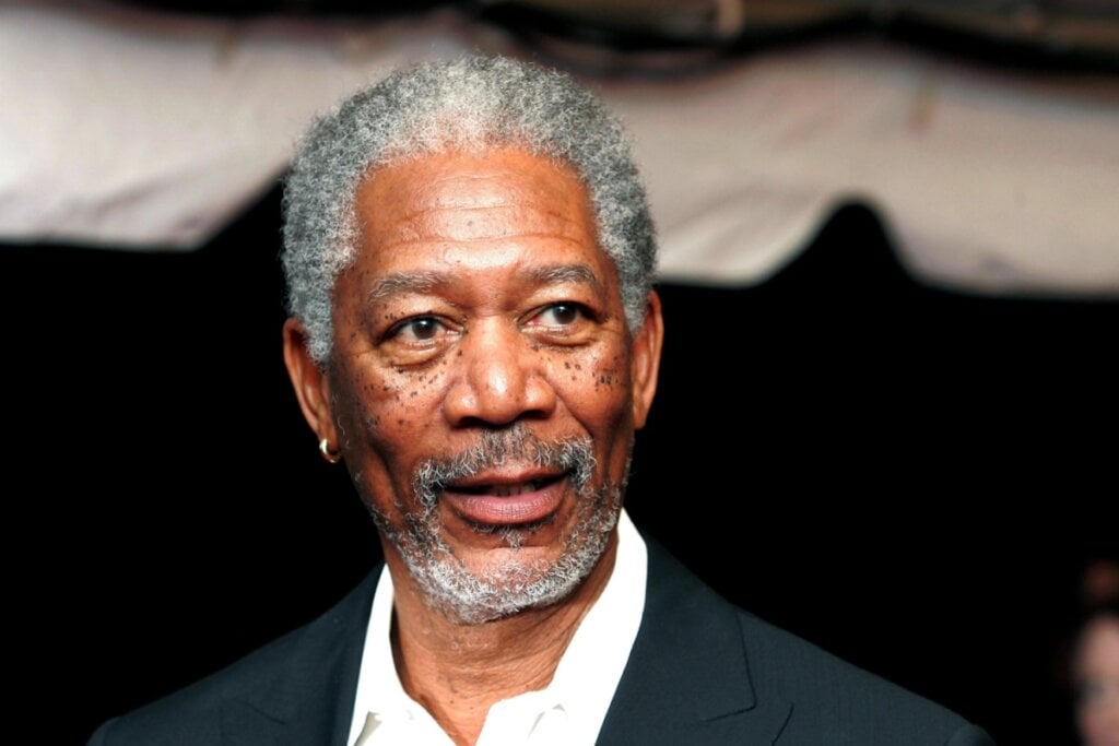 9 famosos do signo de Gêmeos 36 Morgan Freeman usando um terno preto e olhando para o lado