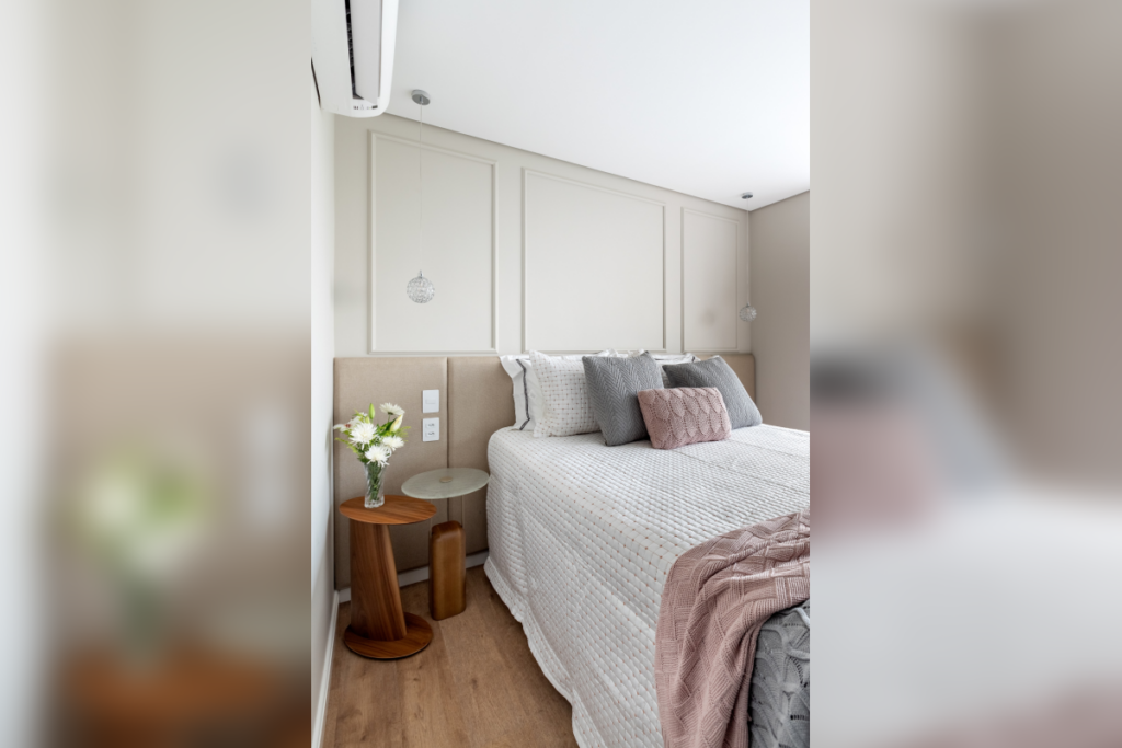 4 dicas práticas para aquecer a casa no inverno 18 Dormitório com cama de casal com cabeceira estofada bege