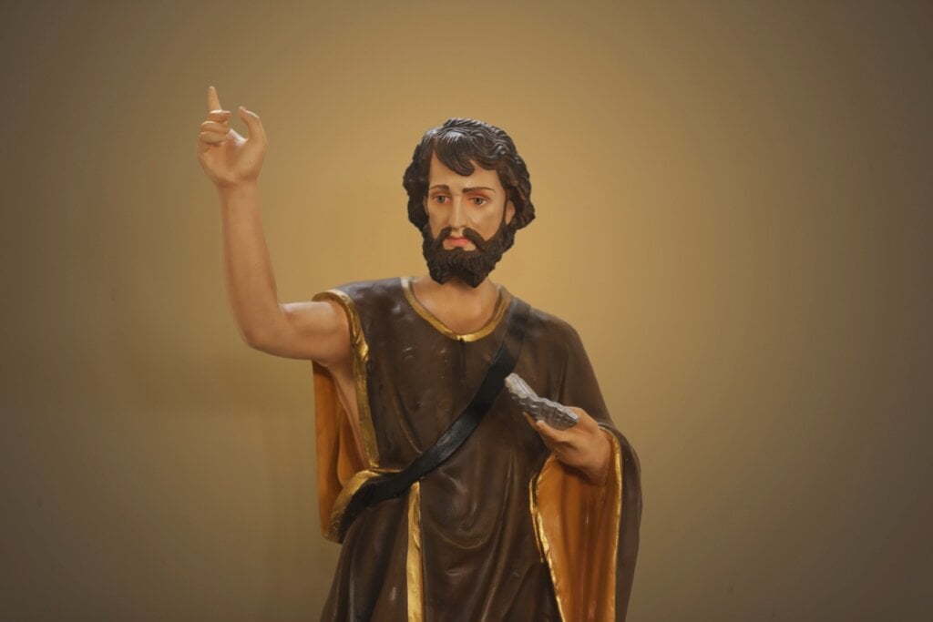 6 orações e simpatias poderosas para os santos juninos 16 Estátua de São João com a mão levantada para cima, cabelos longos e barba