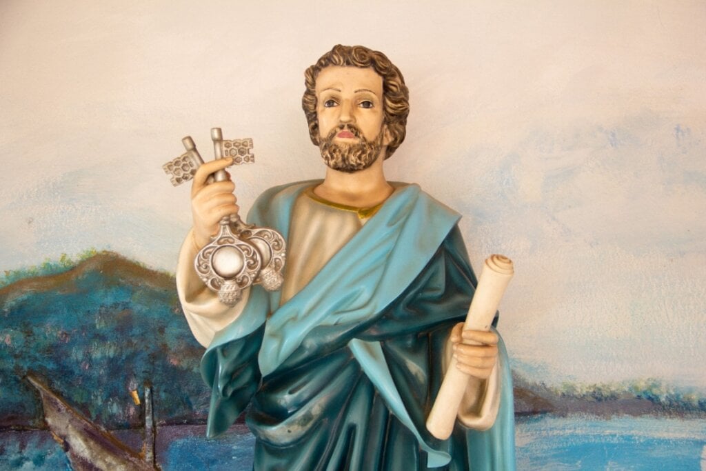 6 orações e simpatias poderosas para os santos juninos 17 Estátua de São Pedro segurando das chaves e um pergaminho