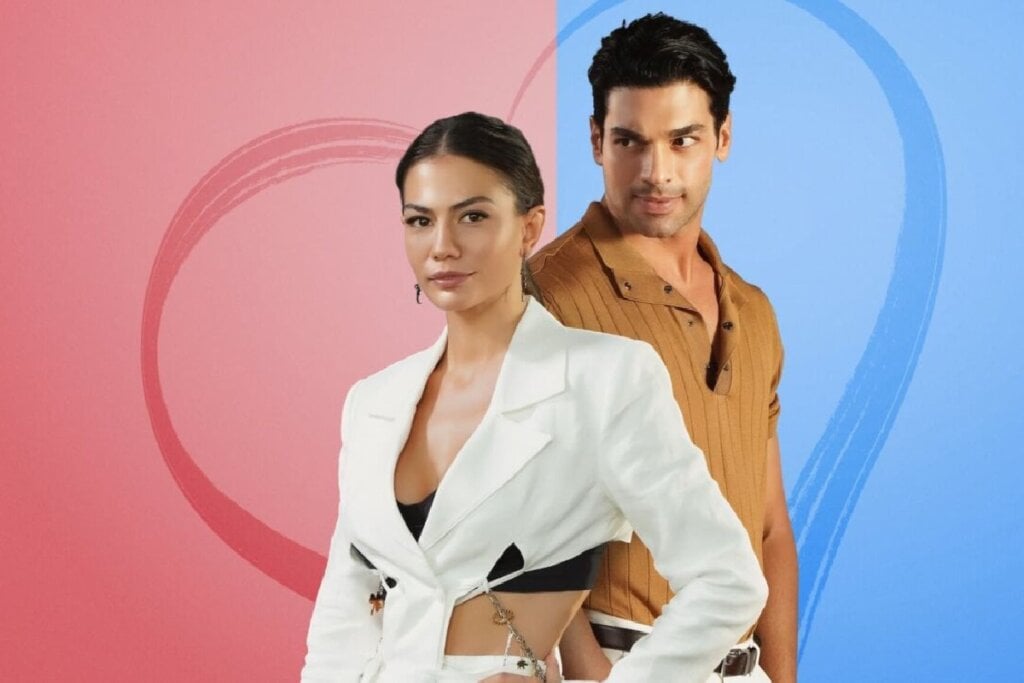 8 filmes românticos para assistir no Dia dos Namorados 41 Casal de homem e mulher em destaque diante de fundo dividido em rosa e azul, simbolizando contrastes entre eles