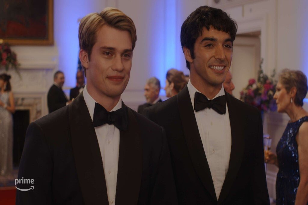 8 filmes românticos para assistir no Dia dos Namorados 40 Dois homens vestindo roupas de gala um ao lado do outro e sorrindo